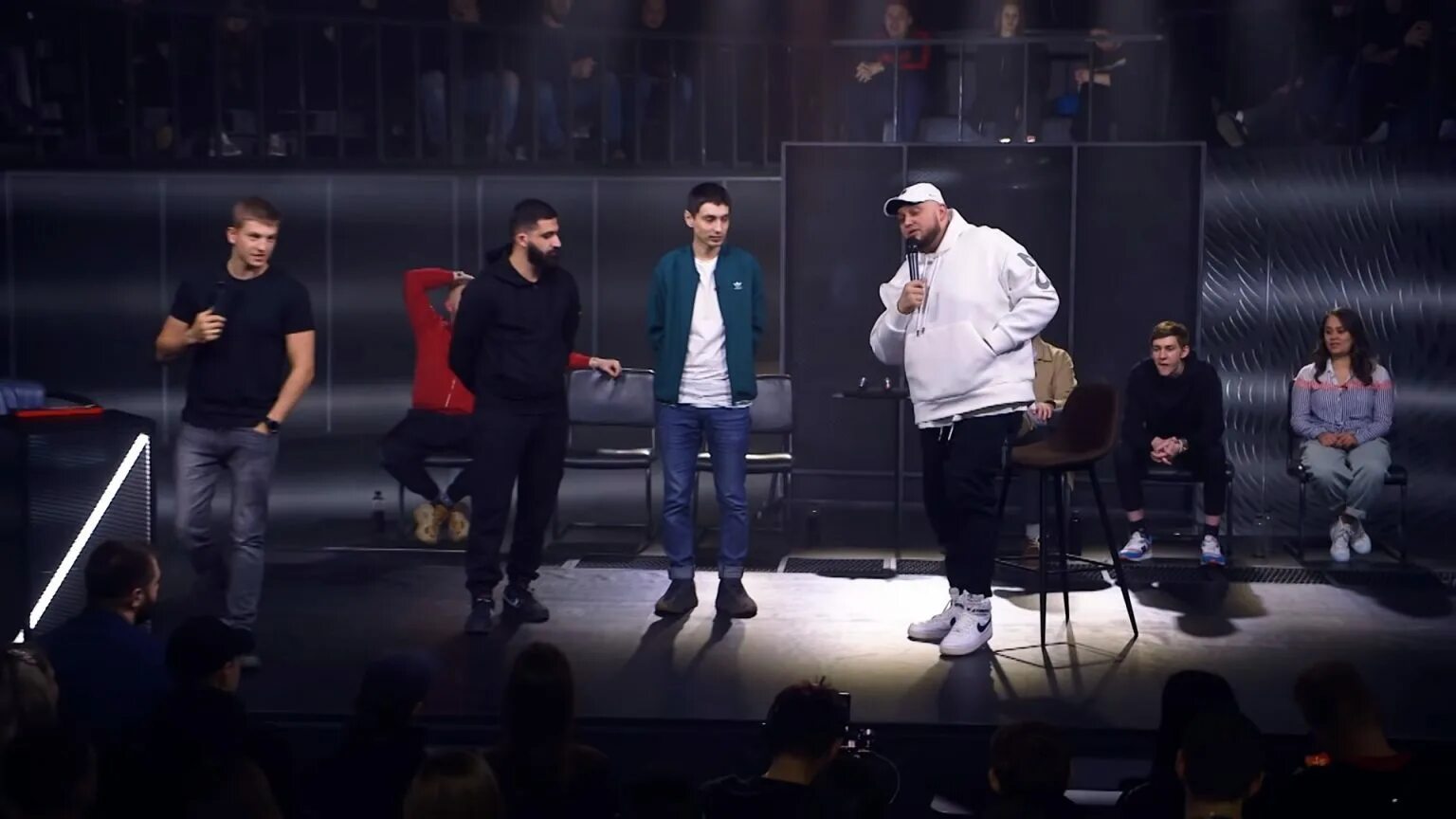 Азамат мусагалиев и щербаков. Рост battle щербаков. Roast battle комики. Рост battle щербаков. Роаст баттл участники.