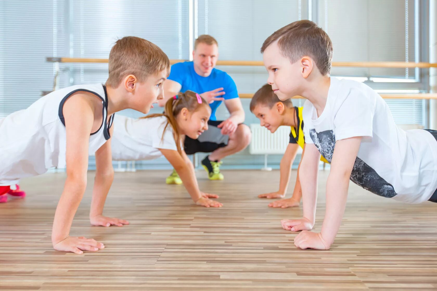 Дети в спортзале. ОФП для детей. Занятие спортом дети. Адаптивная физкультура для детей.