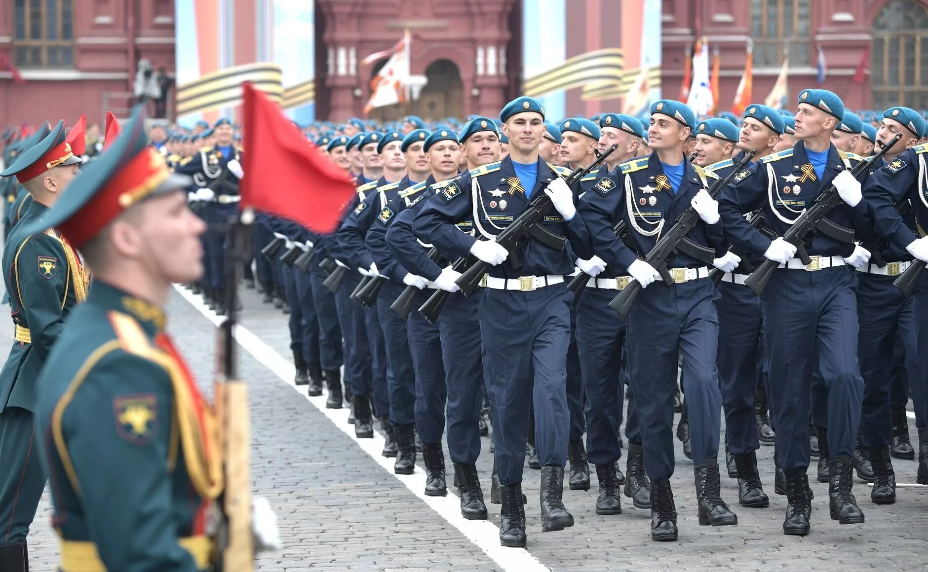 Военный парад. Парадный Строй на красной площади. Парад Победы. Военный парад в Москве.