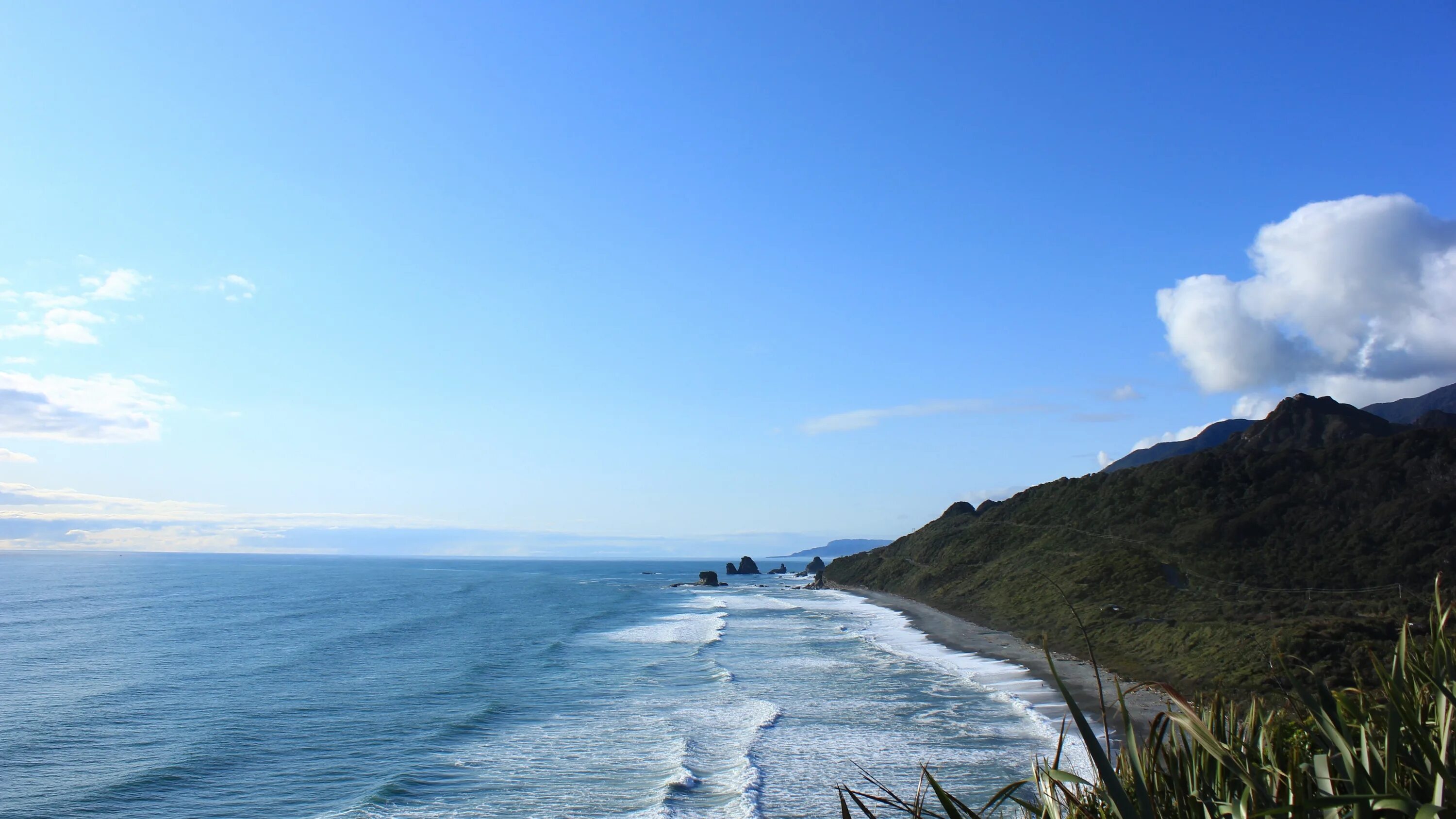 Mountain beach пляж. Теплый климат морские пляжи горный. Горе море пляж. Пляж и горы картинки. Берег моря.