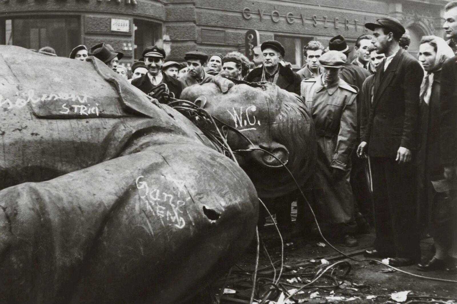 Сталин разрушил. Венгрия 1956 статуя Сталина. Венгерский кризис 1956 памятник Сталину.