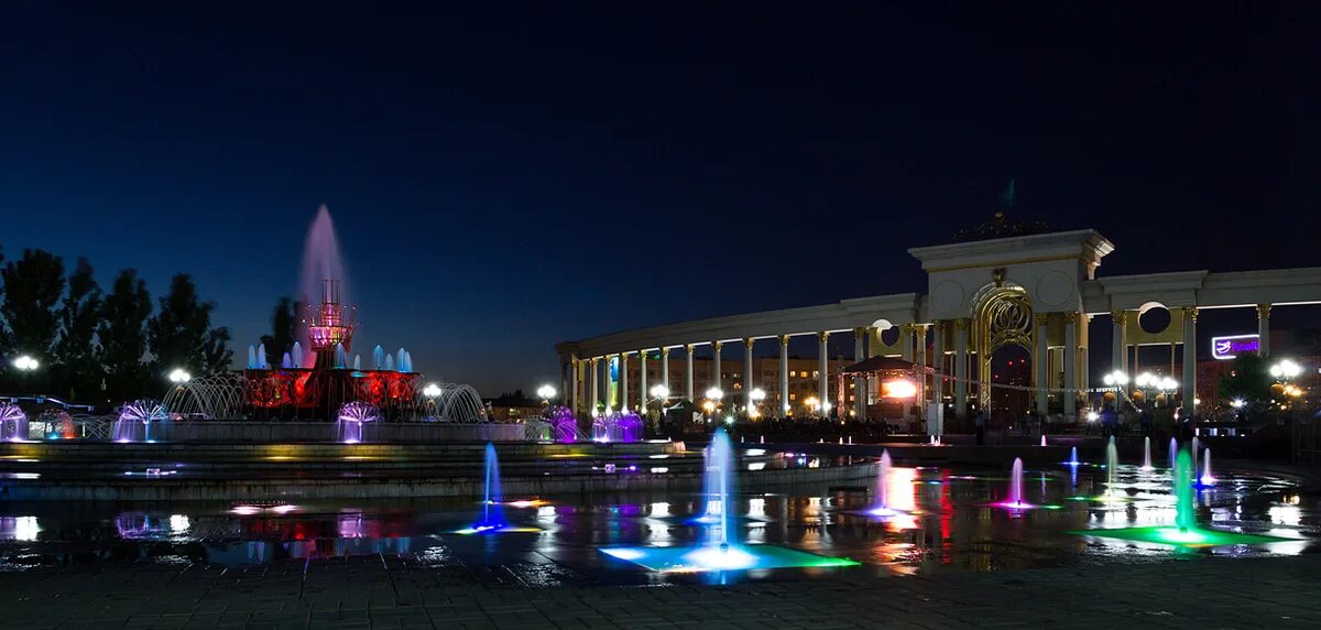 Парк первого президента в Алматы вечером. Тараз парк Казахстан. Тараз президентский парк. Ночной город Тараз Казахстан.