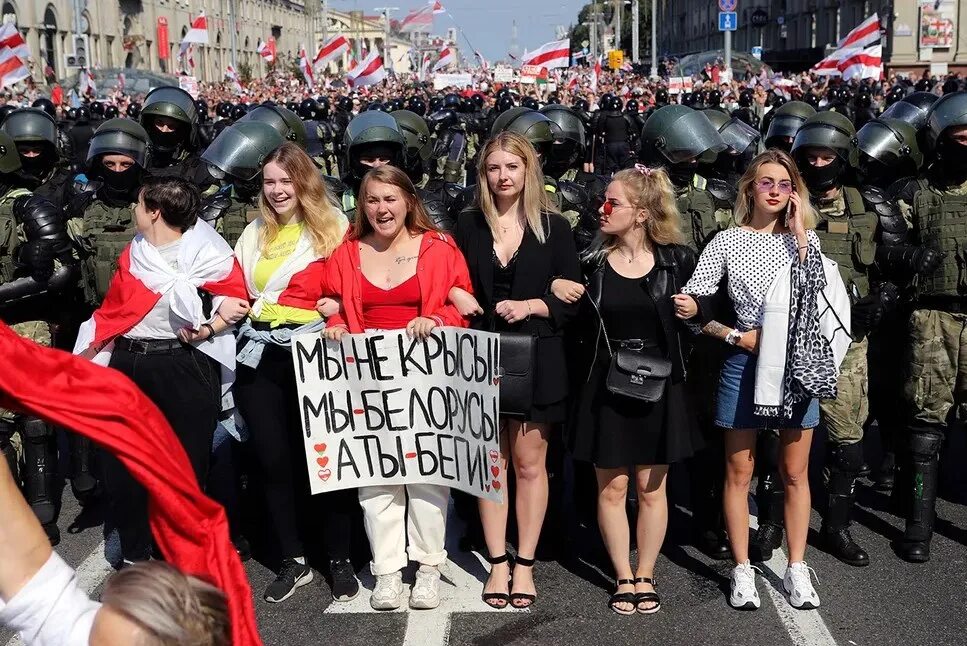 Митинг девушек. Беларусь протесты девушки. Женские протесты в Белоруссии. Женский марш Беларусь. Женский марш протеста в Минске.