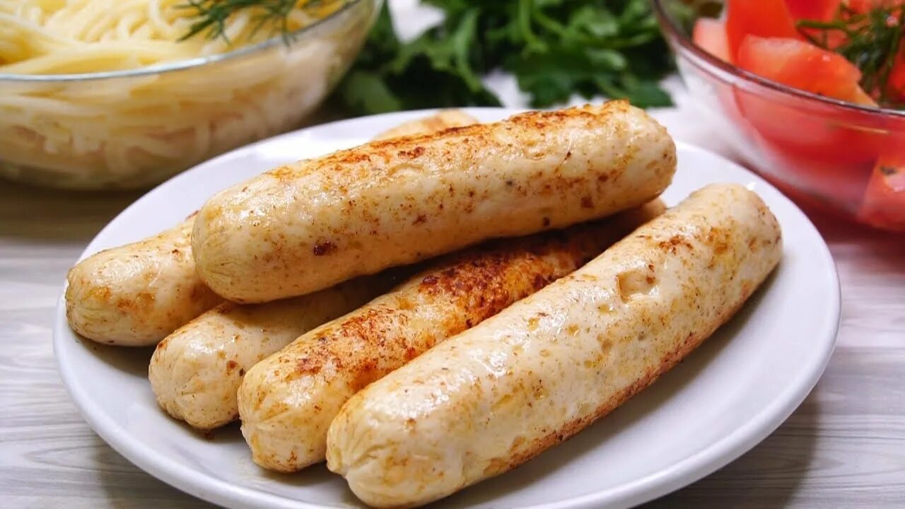Домашние куриные сосиски в пищевой. Сосиски куриные. домашние сосиски. домашние куриные сосисоны. колбаски куриные.