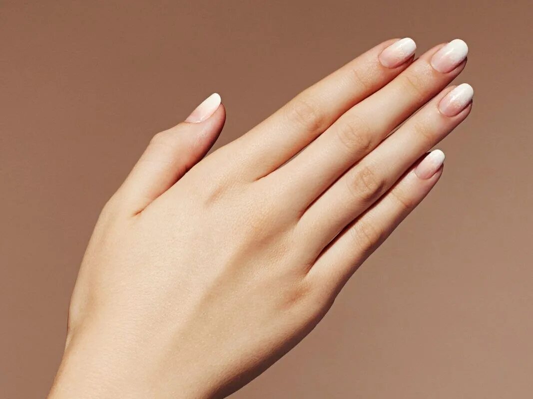 Женская рука. Красивые пальцы. Женские ногти. Красивые ухоженные ногти.