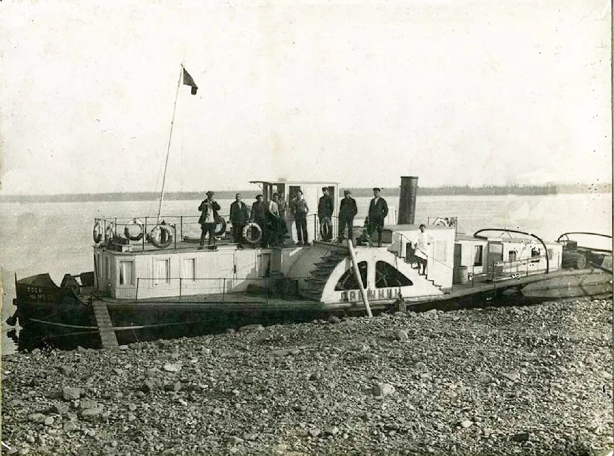 Пароход войны. Пароход Енисей в годы войны 1941-1945. Теплоход матрос Железняк. Грузопассажирский пароход. Речной флот 1941.