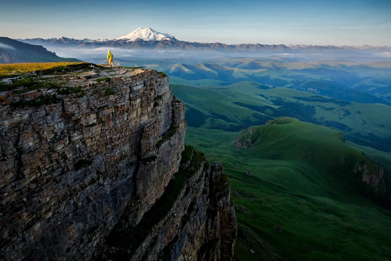 Пик звездный ергаки гора. Гора фишт адыгея. Прогулки по горам. Под высокою горою. Рассвет на вершине.