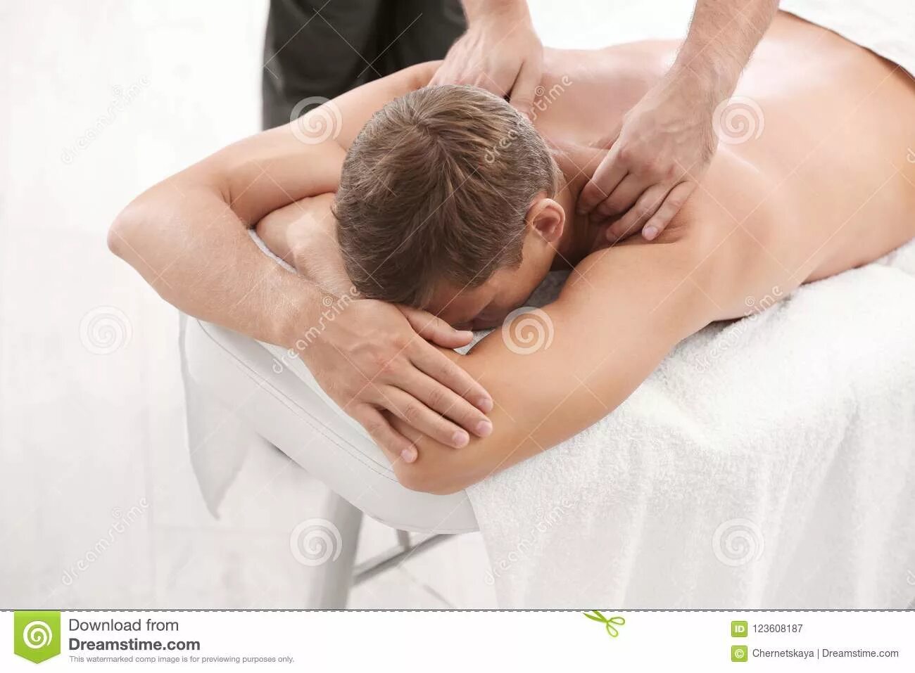 Ручной расслабления мужчина. Массаж спины расслабляющий для мужчин. Массаж для спины мужчине расслабляющий мужчин. Массаж спины расслабляющий для мужчин в домашних условиях. Receive back