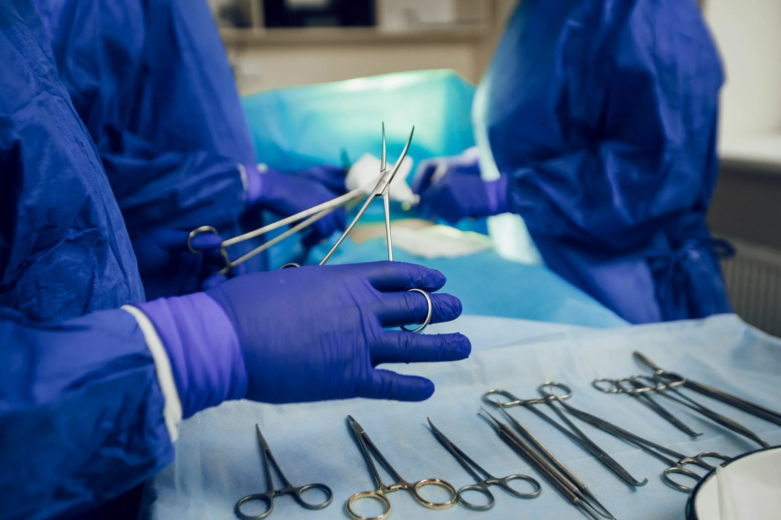 Операционная хирургия инструменты. Хирургические инструменты в операционной. Хирургия стерильный стол. Подготовка инструментария хирургия. Операции руками как называются