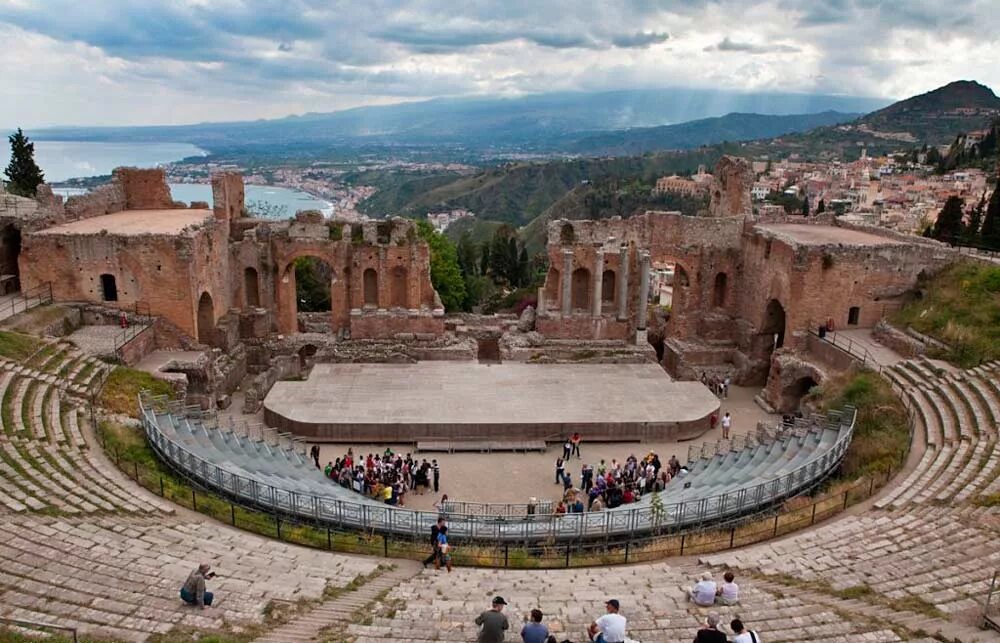 Театр в древней греции представления. Одеон герода аттика. Первый театр в древней греции. Греческое представление. Античный театр.