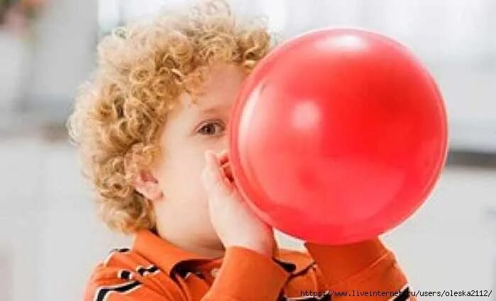 Воздушный шарик веселящий газ. Школьники надувают шары. Мяч для дыхательной гимнастики. Надувает шарик. Ребенок надувает воздушный шарик.