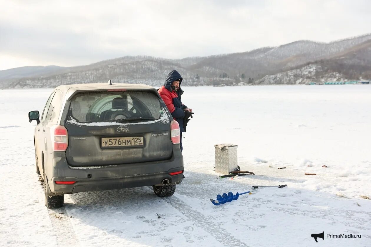 Можно на машине на лед. Зима во Владивостоке машины во льду. Выезд на лед штраф. Штраф за выезд на лед на Байкале. Владивосток зима китайцы.