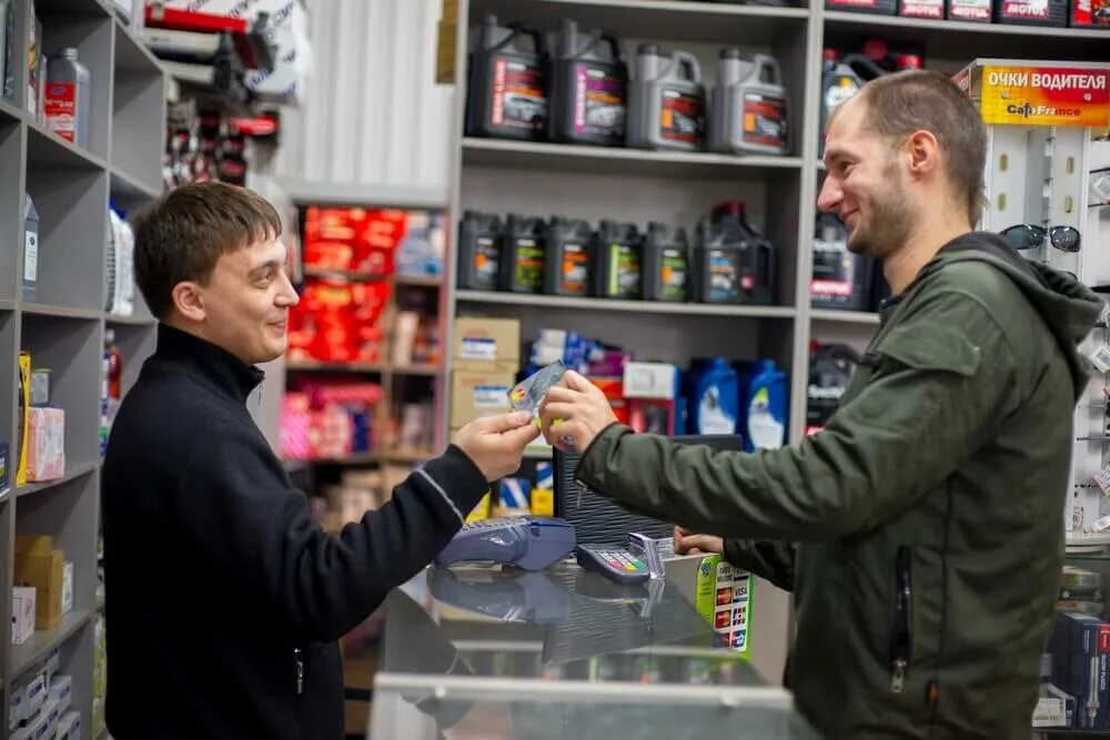 Менеджер по подбору запчастей. Продавец автозапчастей. Менеджер по подбору запчастей. Сотрудники магазина автозапчастей. Менеджер запасных частей.