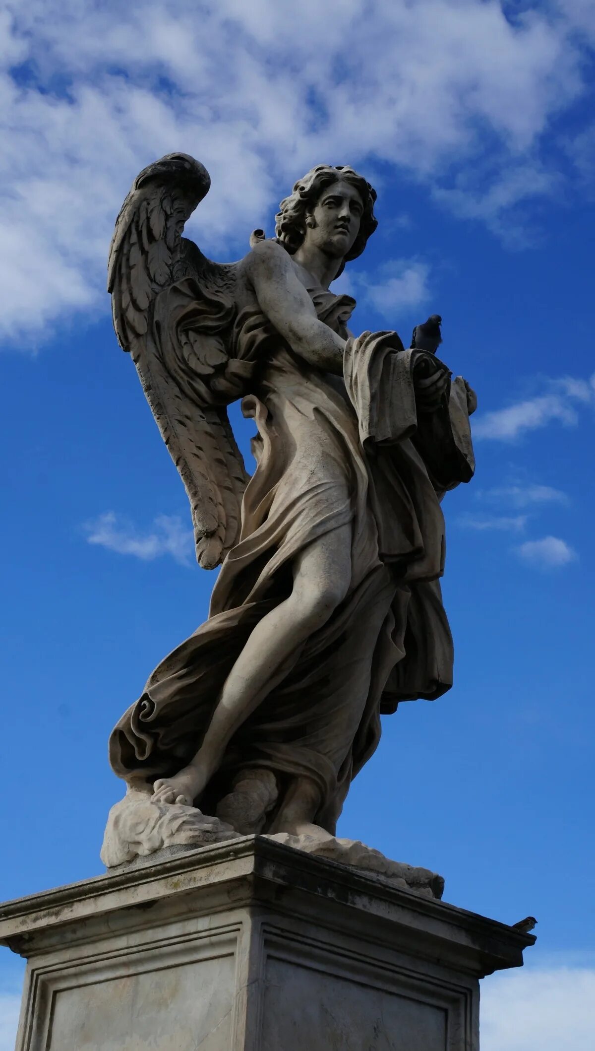 Произведения искусства памятники. Статуя Тибра. Статуя ангела Италия. Памятник ангел Италия. Италия ROMA статуи.