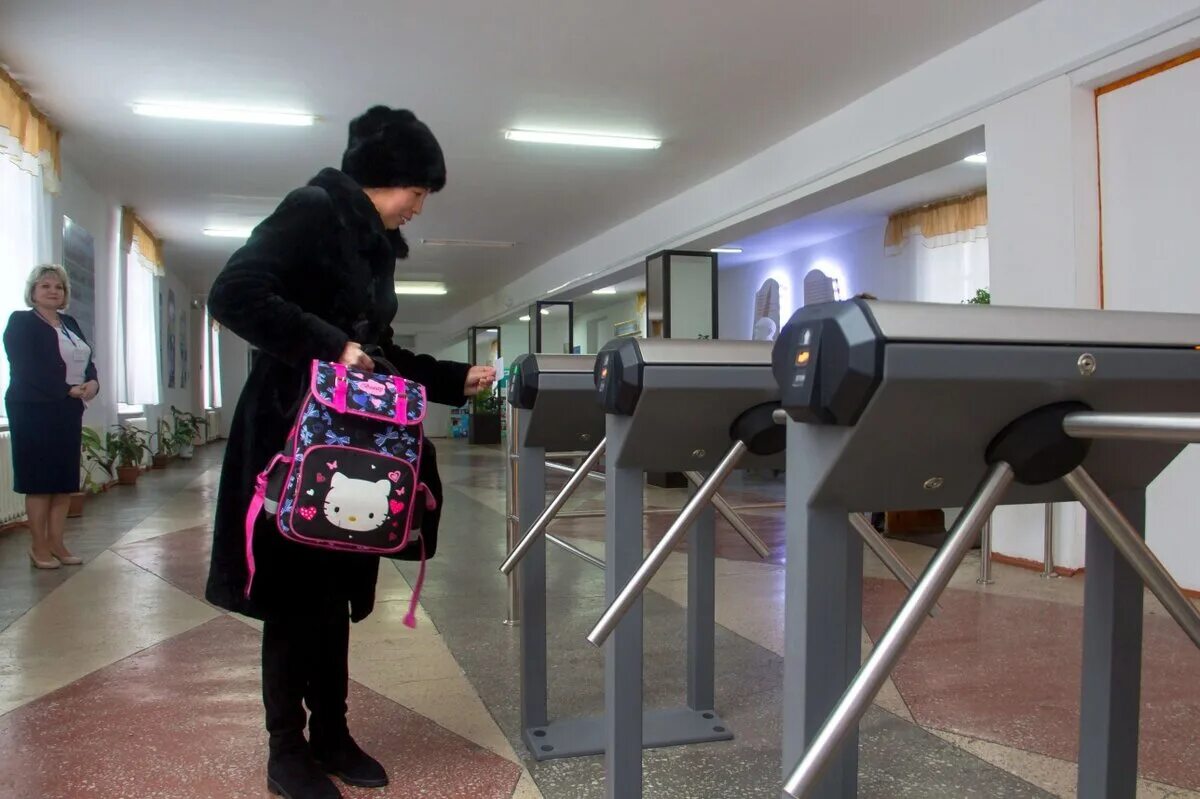 Норма пропусков в школе. Турникет в школе. Современные турникеты в школе. Школьные турникеты с карточками. Турникет с электронными пропусками.