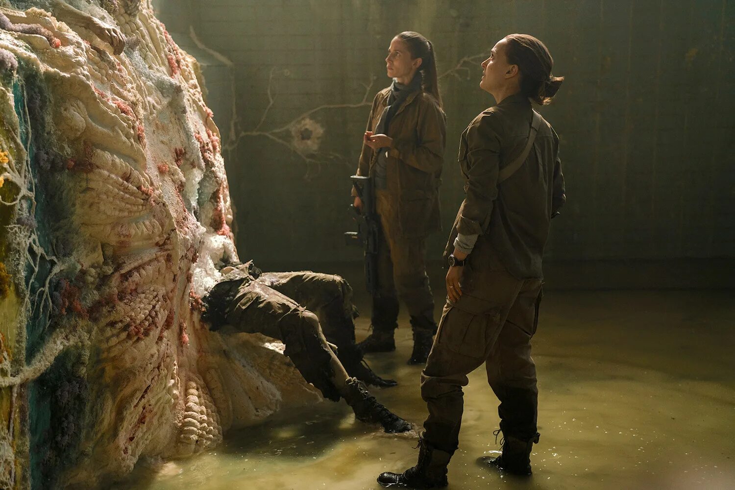 Фильм банды. Шазам фильм злодей. Злодей пытается спастись. Человек-паук вдали от дома кадры из фильма. Комедийные боевики.