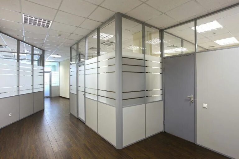 Мобильные перегородки юнитекс. Перегородка производитель москва. Алюминиевые перегородки орман. Офисные перегородки из поликарбоната. Мобильные стеклянные перегородки.