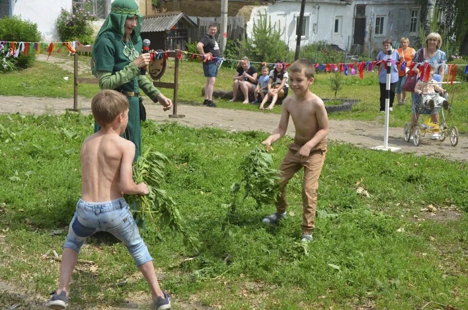 Крапива мальчик. Мальчик и крапива. Наказание крапивой мальчиков. Крапива для детей. Крапивные бои.