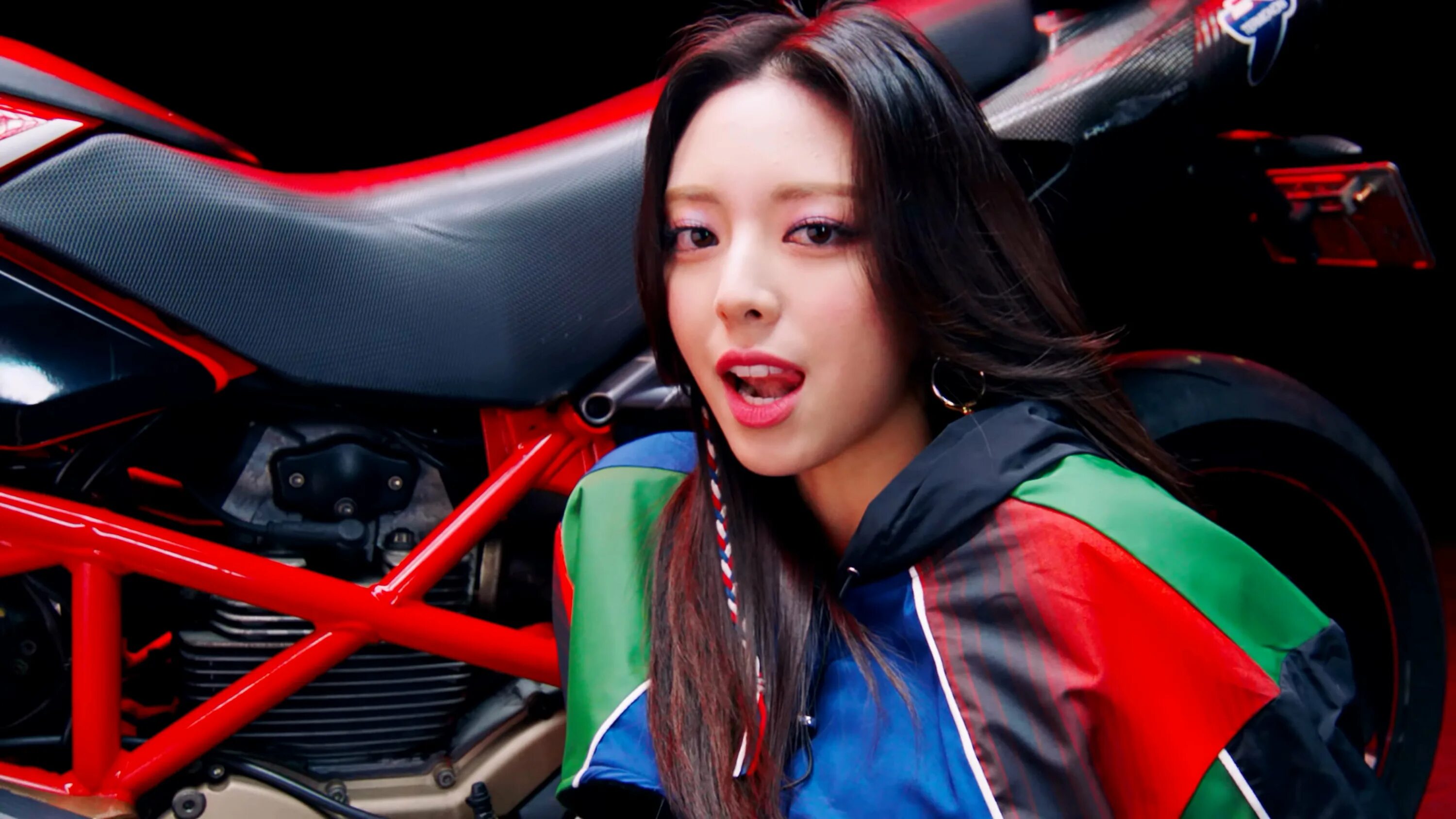 Itzy vampire перевод. Yuna itzy. itzy 2025. itzy yeji. itzy voltage.