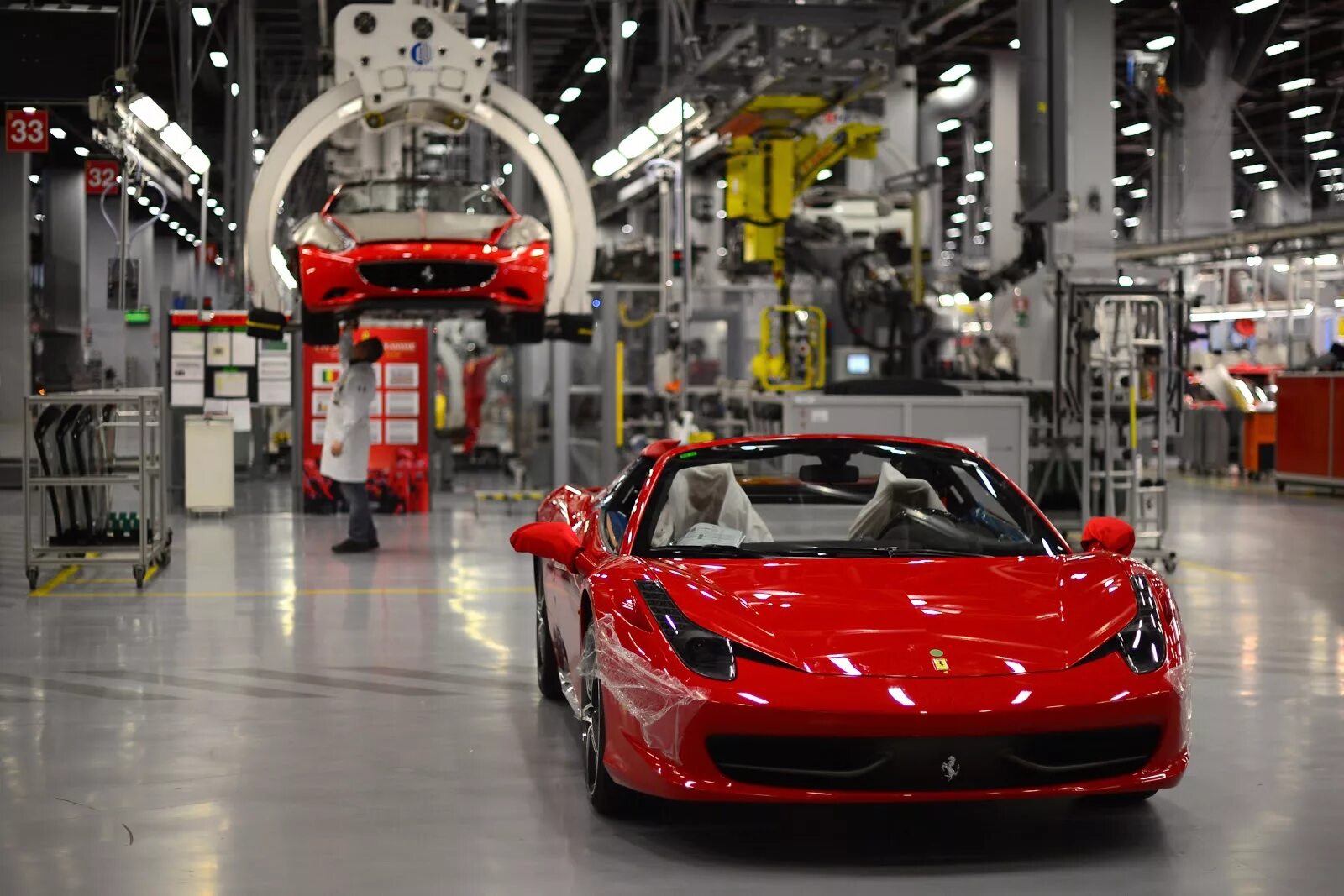 Где производятся машины. Ferrari Maranello Factory. Завод Феррари в Италии. Промышленность Италия завод Феррари. Ferrari Maranello завод.