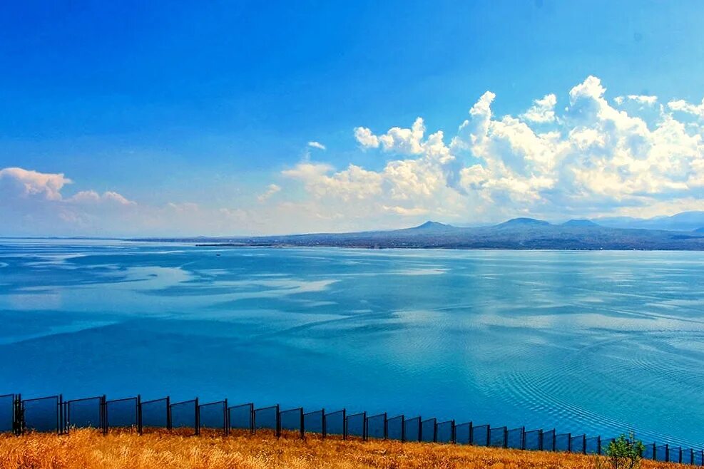 Озеро Севан Армения. Национальный парк Севан. Высокогорное озеро Севан. Море Севан в Армении. Глубина озера севан