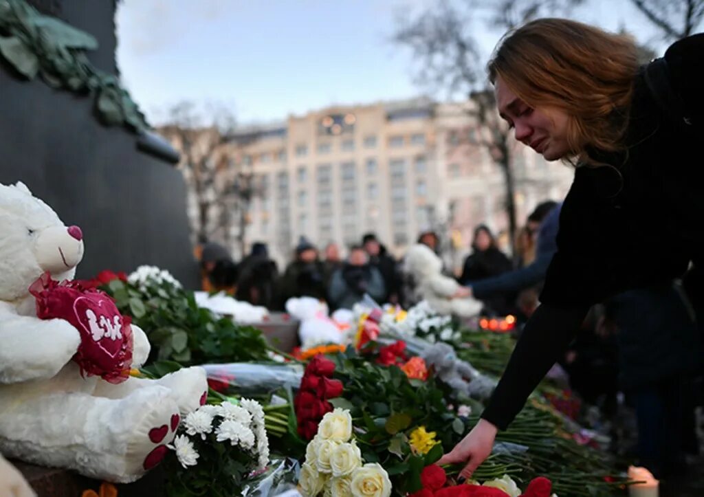 Зимняя вишня Кемерово траур. Трагедия в Кемерово в ТЦ зимняя вишня. Памяти детей погибших в зимней вишне. Траур жены