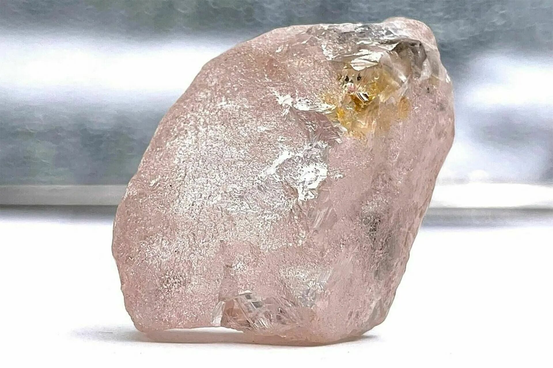 Года и стала последним крупным. Розовый Алмаз весом 170 карат. Самый большой найденный Алмаз.