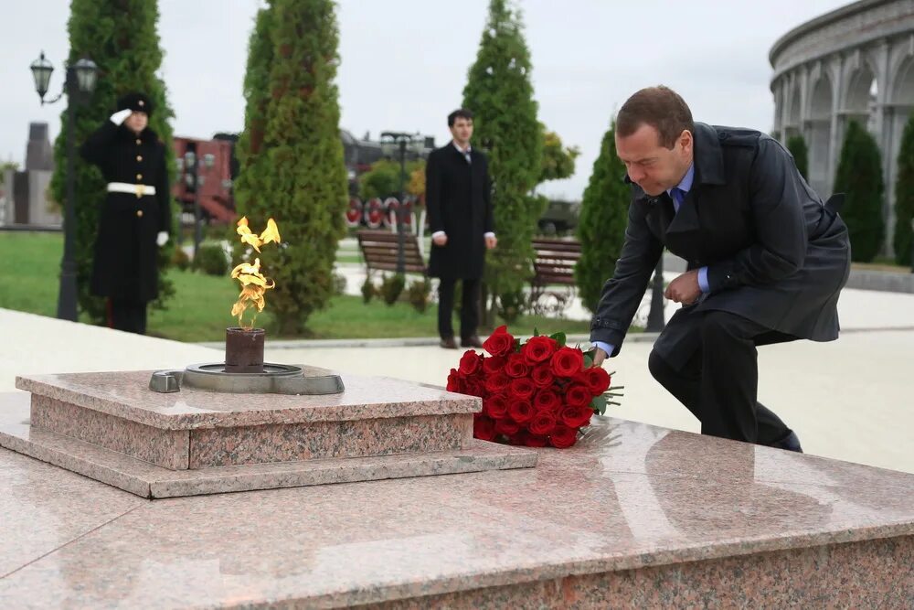 Магас таймс. Мемориал памяти Назрань. Мемориал памяти и славы в Ингушетии. Медведев возлагает цветы.