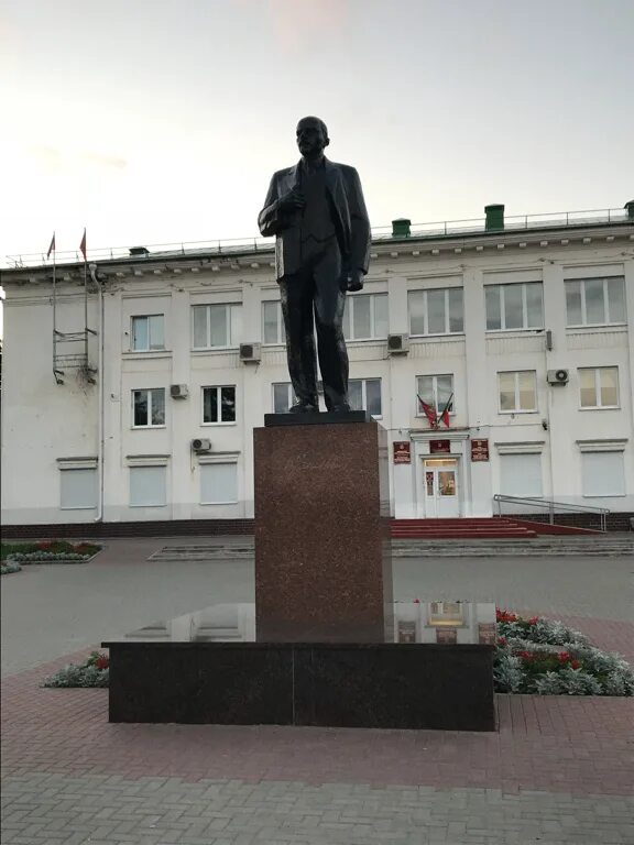 Площадь кольчугино. Памятник ленину в кольчугино. площадь ленина кольчугино. памятник орджоникидзе кольчугино. статуи ленина кольчугино.