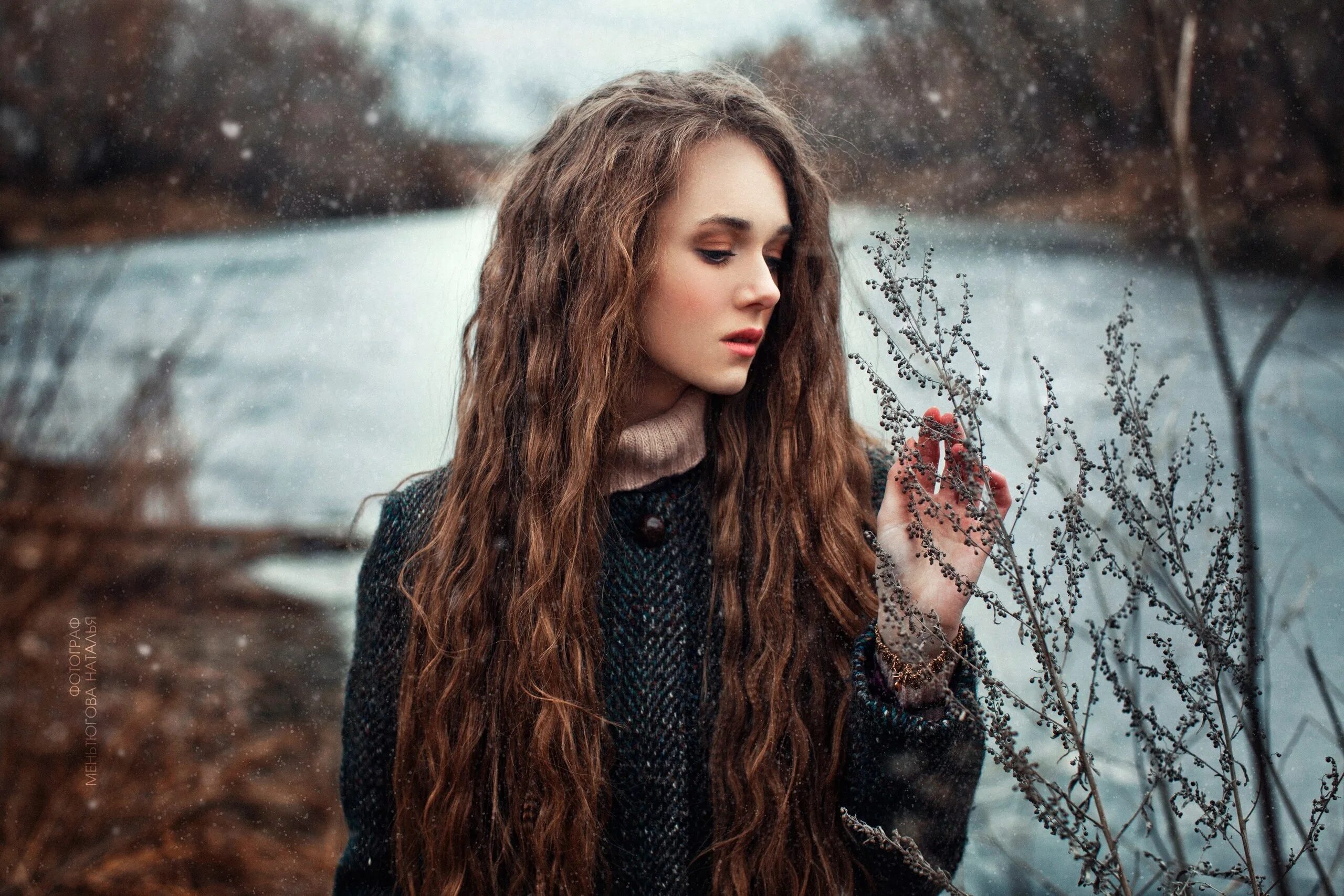 девочка с распущенными волосами. девушка с золотистыми волосами. девочка с длинными волосами. девушка с длинными распущенными. девушка с длинными распущенными.