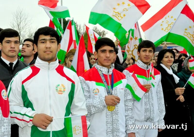 Молодежь Таджикистана. Таджик с флагом Таджикистана. День Таджикистана. Ватан Таджикистан.