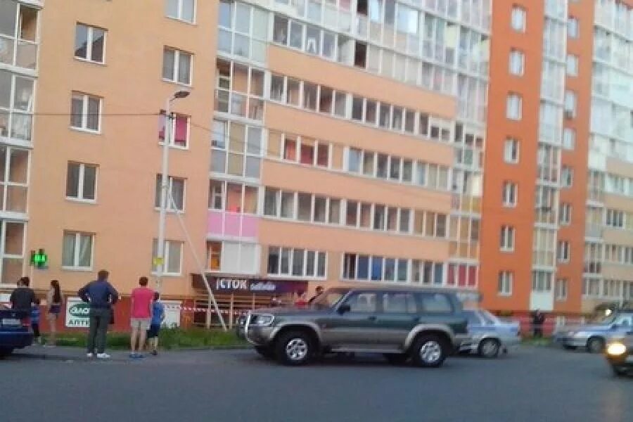 Летняя 14 калининград. Выпали из окна калининград. Калининград из окна. Выпали из окна калининград. Ребенок падает из окна.
