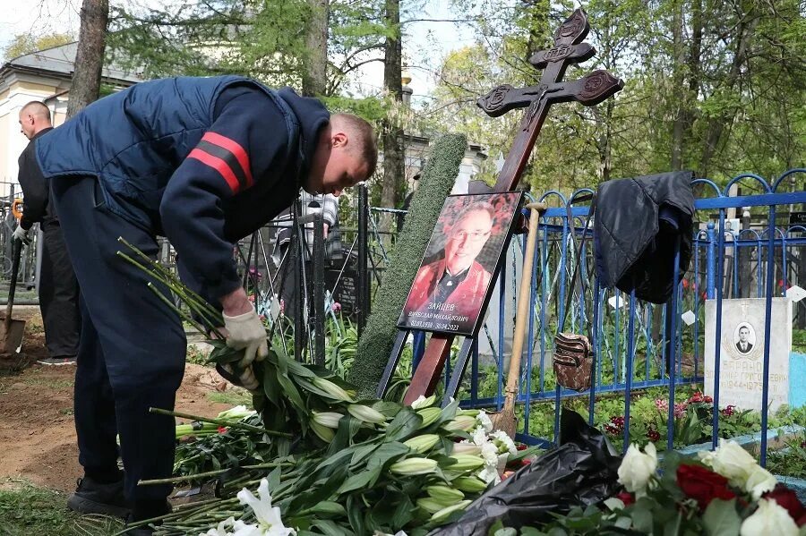 Могила Вячеслава Зайцева на Жегаловском кладбище. Жегаловское кладбище Зайцев. Могила Зайцева модельера. Могила Вячеслава Зайцева.