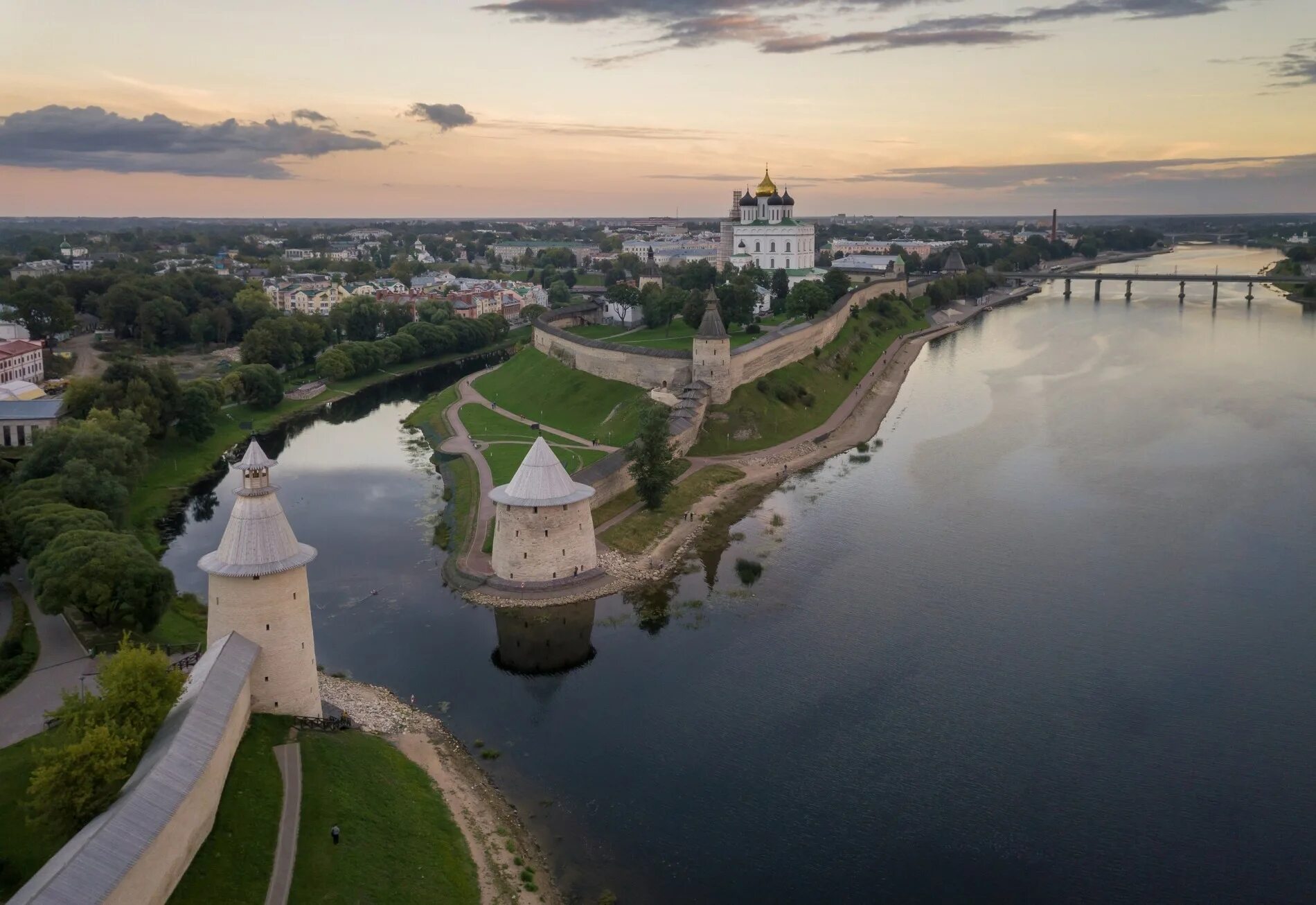 Псков город Псков. Каменный Кремль в Пскове. Псков город набережная. Псковский Кремль ворота. Ssduik pskov