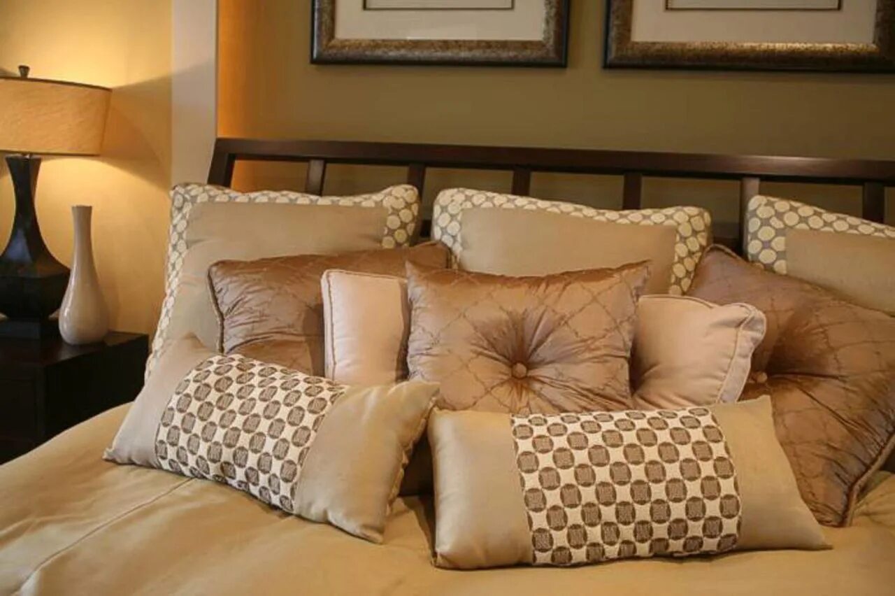 Подушки на диван фото. Декоративные подушки. Декоративные подушки на кровать в спальню. Красивые подушки на диван. Декоративные подушки в интерьере.