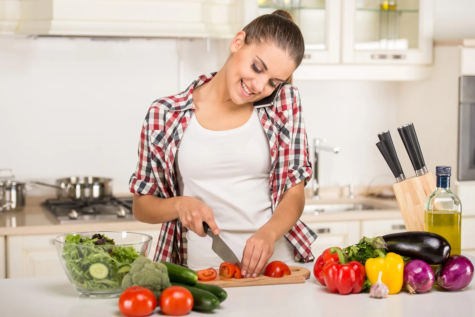 готовка на кухне. готовка пищи. женщина на кухне. Cook is busy. Cook is busy.