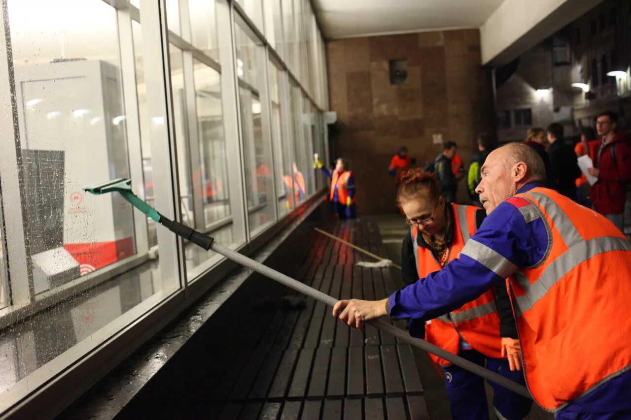 Работник московского метрополитена. Клининговый центр Московского метрополитена. Работники метрополитена. Уборка метрополитена. Уборщик в метрополитене Москва.