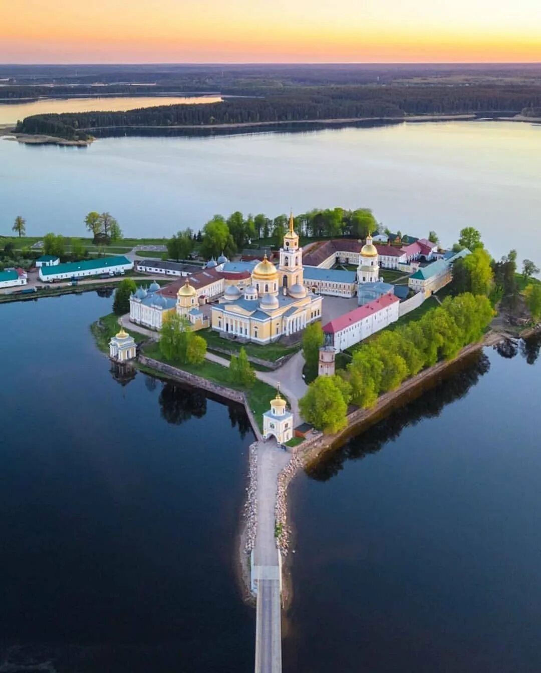 Монастырь Нило-Столобенская пустынь. Селигер Нило Столобенская пустынь. Нилостолбовецкая пустынь. Нилово столбецкаы пустынь. Озеро селигер расположено