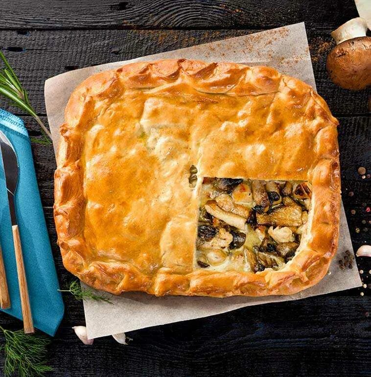 Куриный пирог с грибами. Пирог с курицей. пирог с курицей и грибами. красивый пирог с курицей. сдобный пирог с курицей.