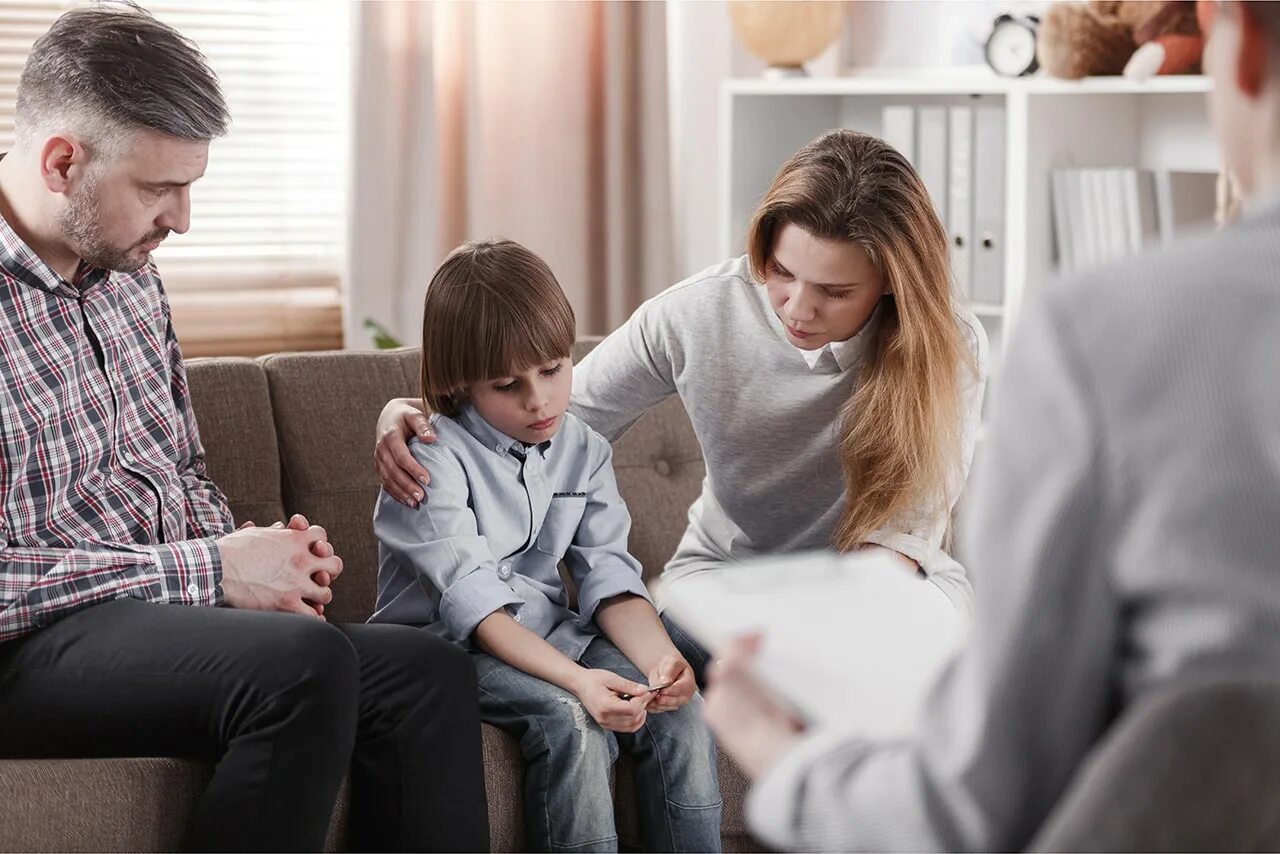 Родительский ребенок. Беседа родителей с детьми. Семья у психолога. Психолог родители и дети. Психолог беседует с родителями.