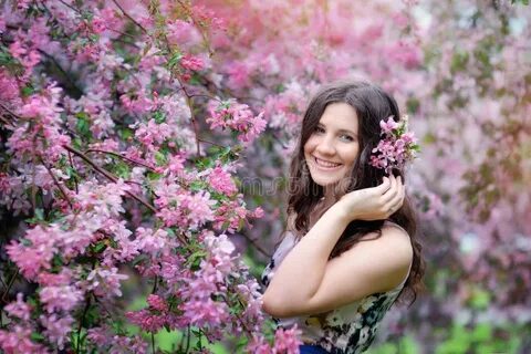 Прекрасны по весне цветы но женщины
