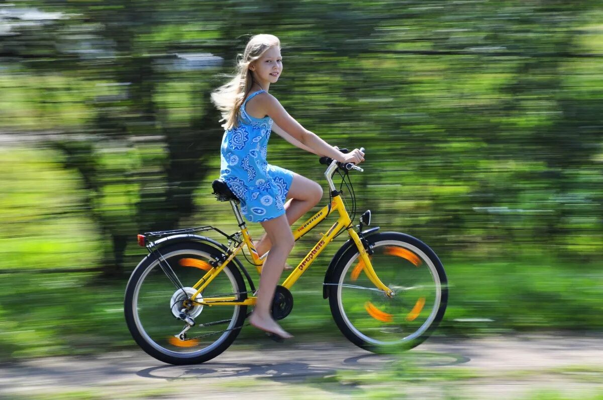 Велосипед для девочки. Девушка едет на велосипеде. Девочка катается на велосипеде. Девочка катается на велос. Можно ли кататься на велике