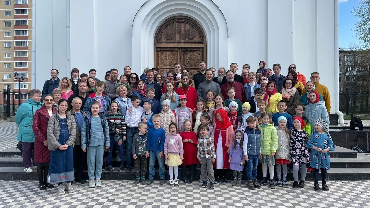 Праздник двора. Богослужение в храме. Дети в церкви на службе. Дети и родители в храме.