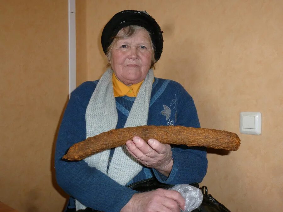 Колбаска мужчин. Сарделька у бабушки. Бабушка с колбасой. Колбаса в руке.