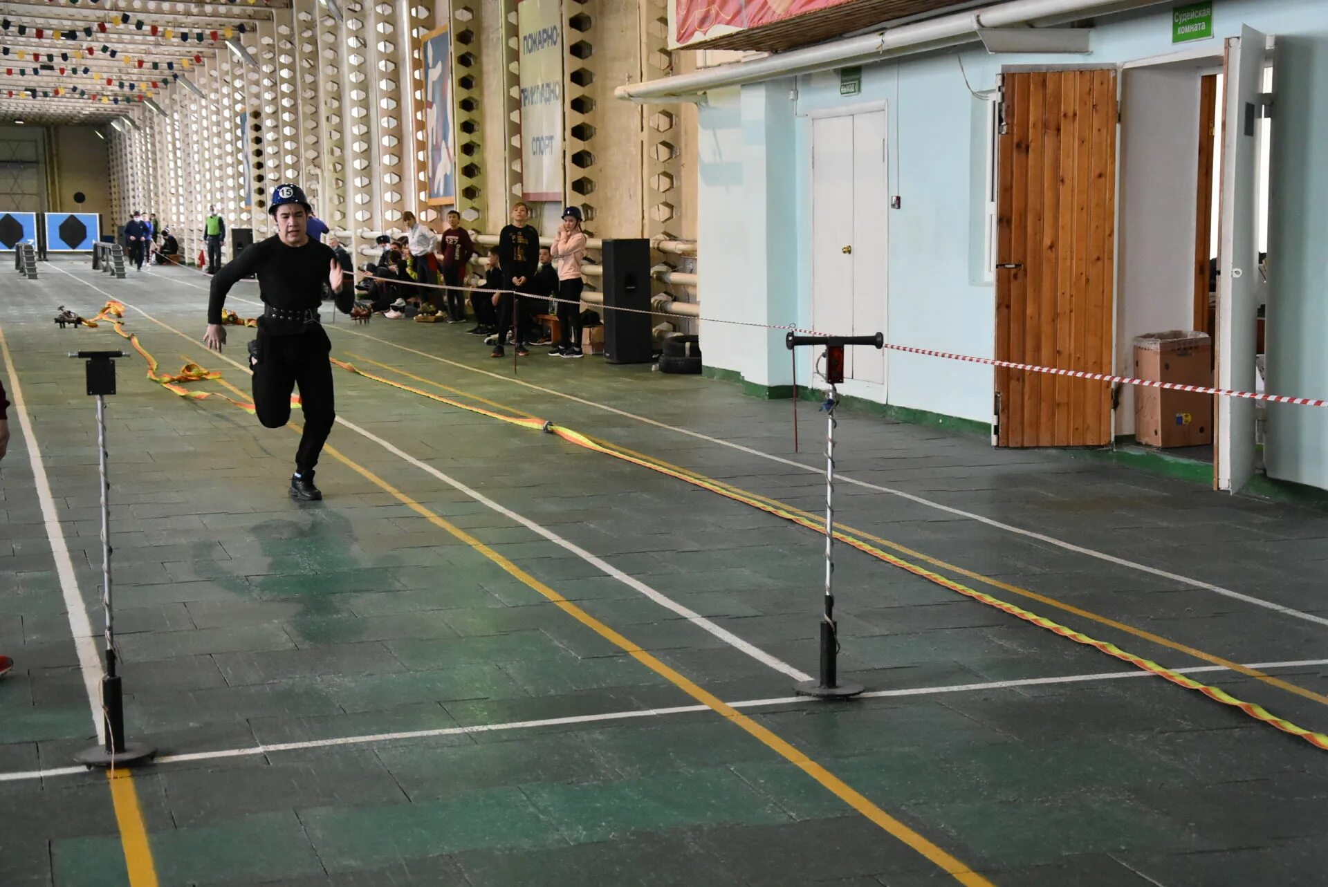 Пожарный манеж. Манеж воткинск мчс. Апаринки манеж пожарно прикладной спорт. Пожарный манеж. Учебная башня.