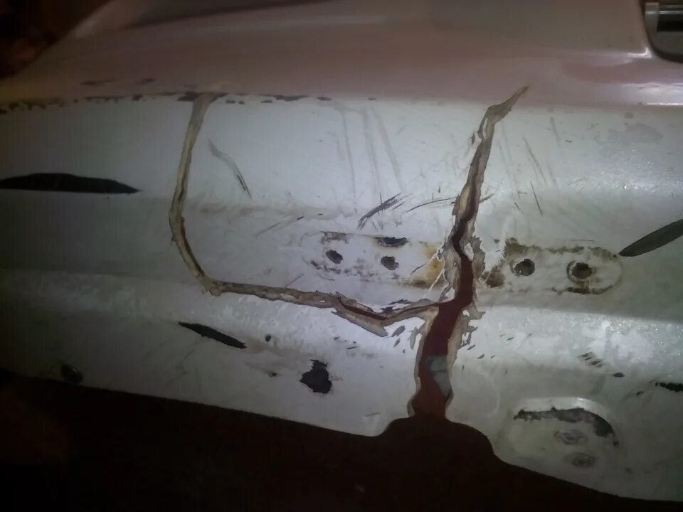 Заделка трещин на бампере. Трещина на бампере. Треснутый бампер эпоксидкой. Пайка бампера сеткой. Шов на бампере.