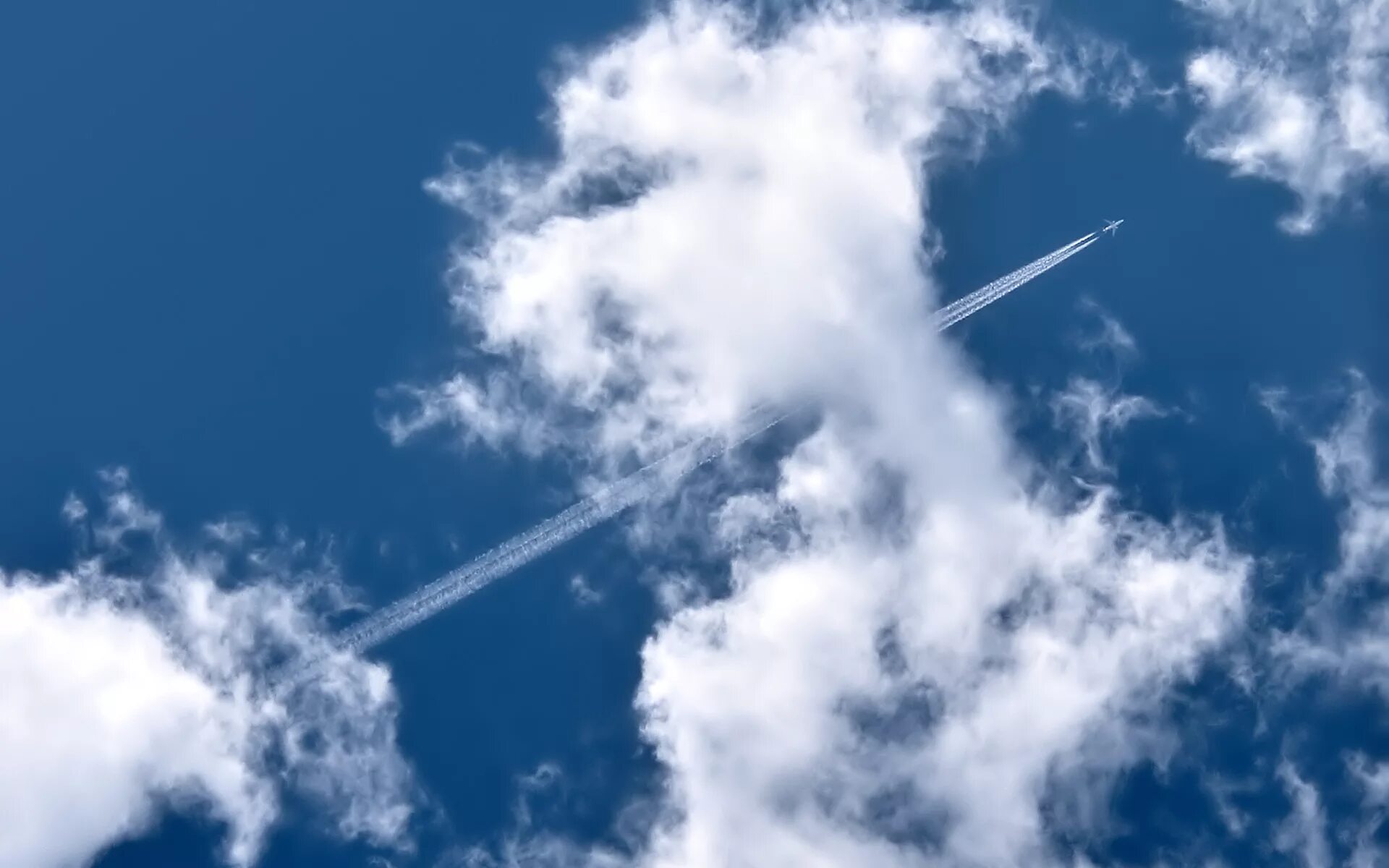 Облака надо мной летят. След самолета в небе. Самолёт высоко в небе. Самолет в небе. Сред от самолета в небе.