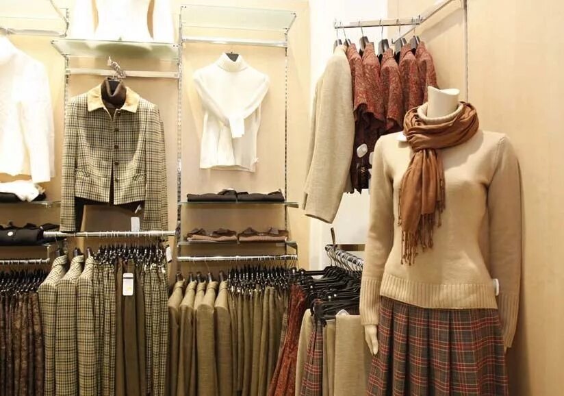 Как правильно вывесить. Развеска одежды в магазине. Как правильно вывесить. Вещи в шкафу разложить. Как правильно вывесить.