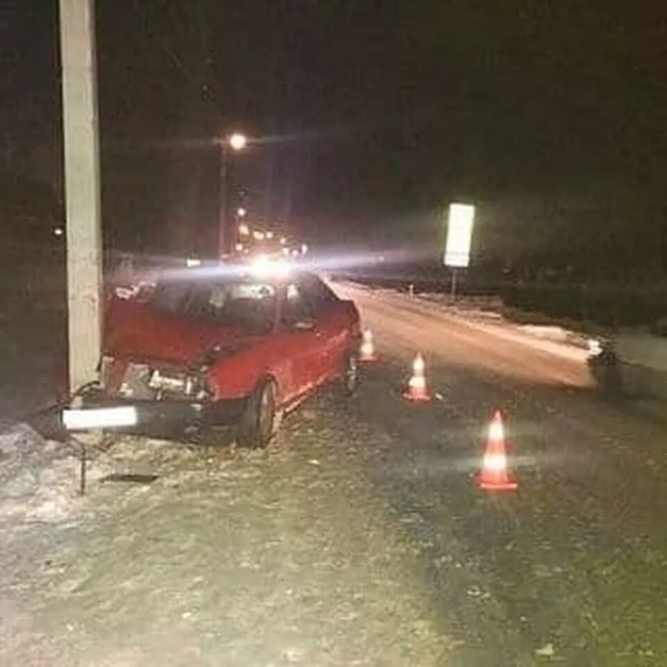 Ауди 80 врезалась в столб. Сбили мужчину 11. Водитель врезалась. Водитель врезалась. 11 калининград.