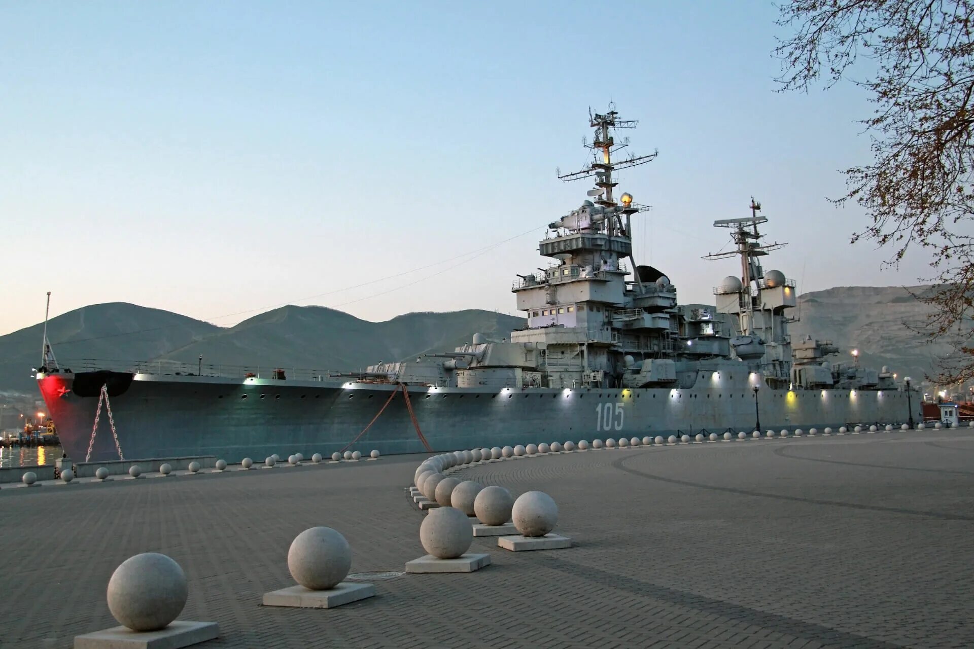 Новороссийск крейсер михаил. Новороссийск корабль музей михаил кутузов. Новороссийск корабль музей михаил кутузов. Музей крейсер михаил кутузов новороссийск. Крейсер кутузов в новороссийске.